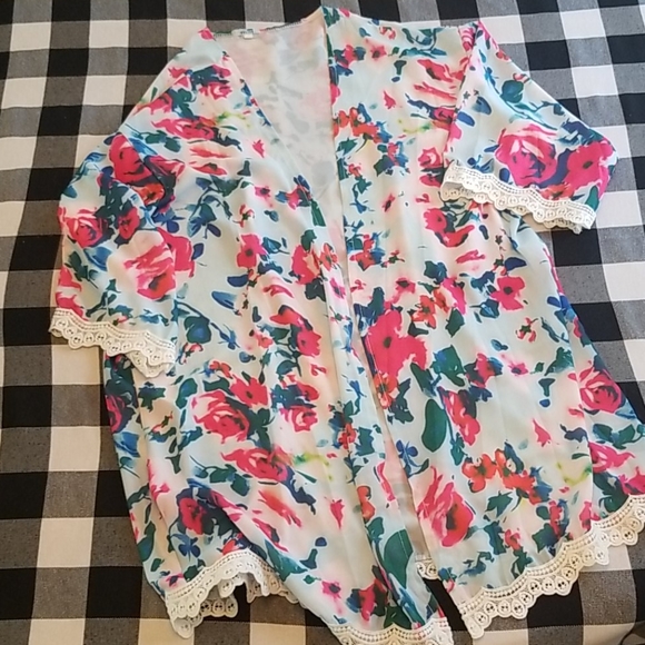 Lace edged floral kimono - Picture 2 of 6